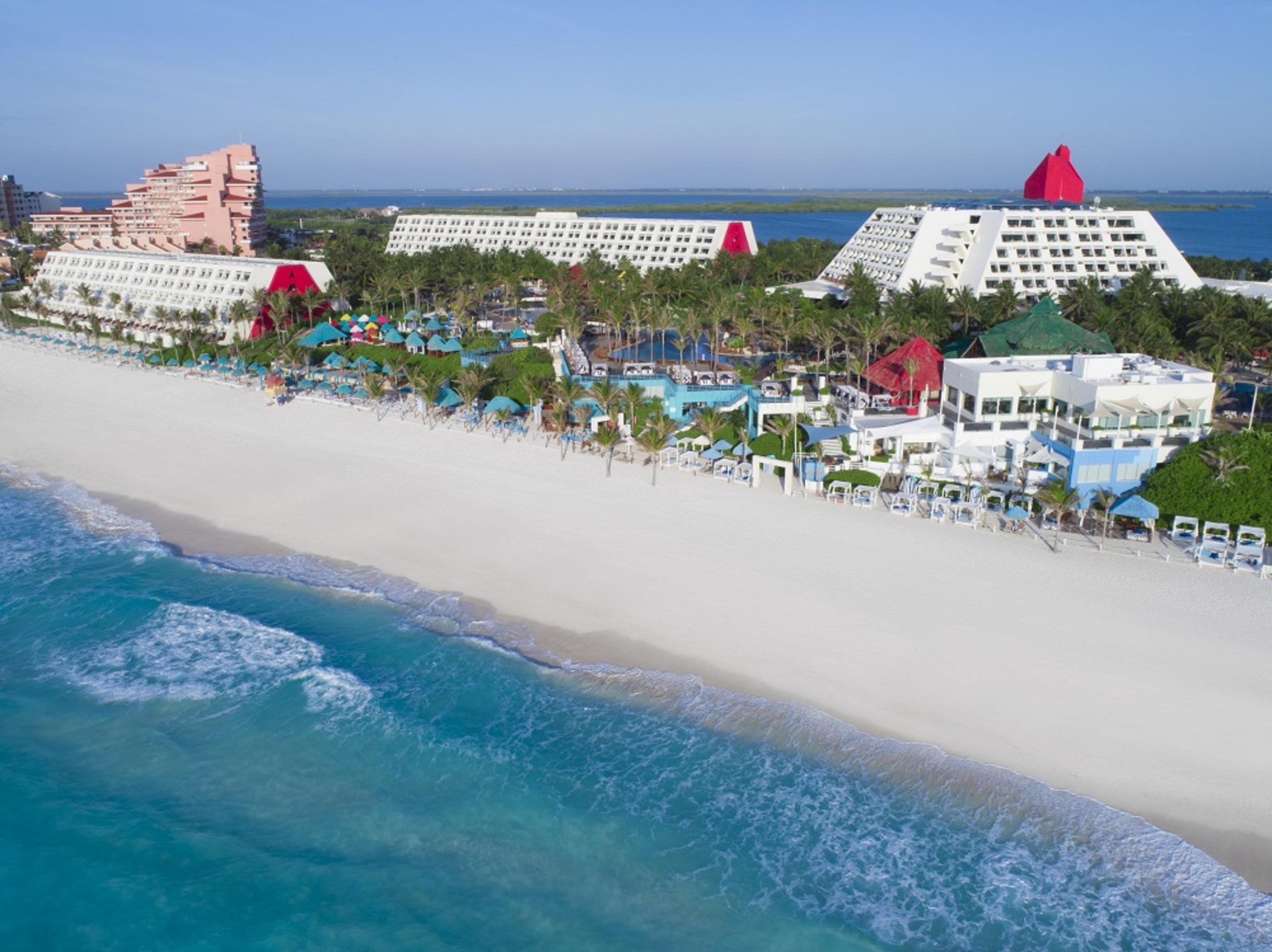 The Pyramid Cancun By Oasis Eksteriør billede Aerial view of the resort