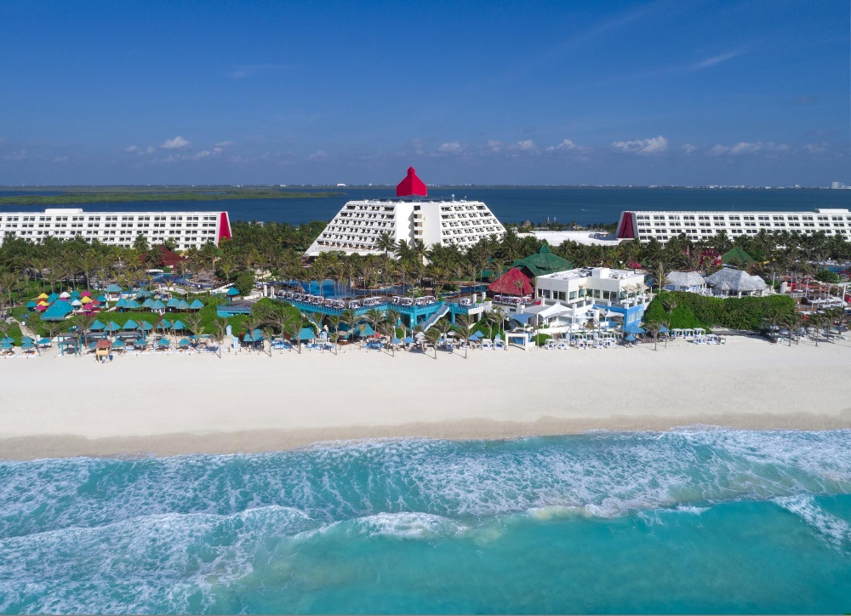The Pyramid Cancun By Oasis Eksteriør billede Aerial view of the resort