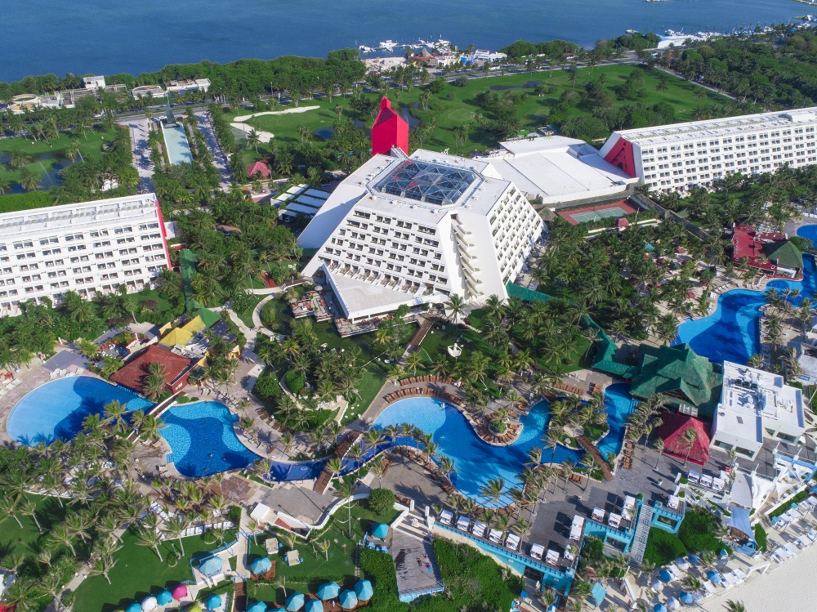 The Pyramid Cancun By Oasis Eksteriør billede Aerial view of the resort