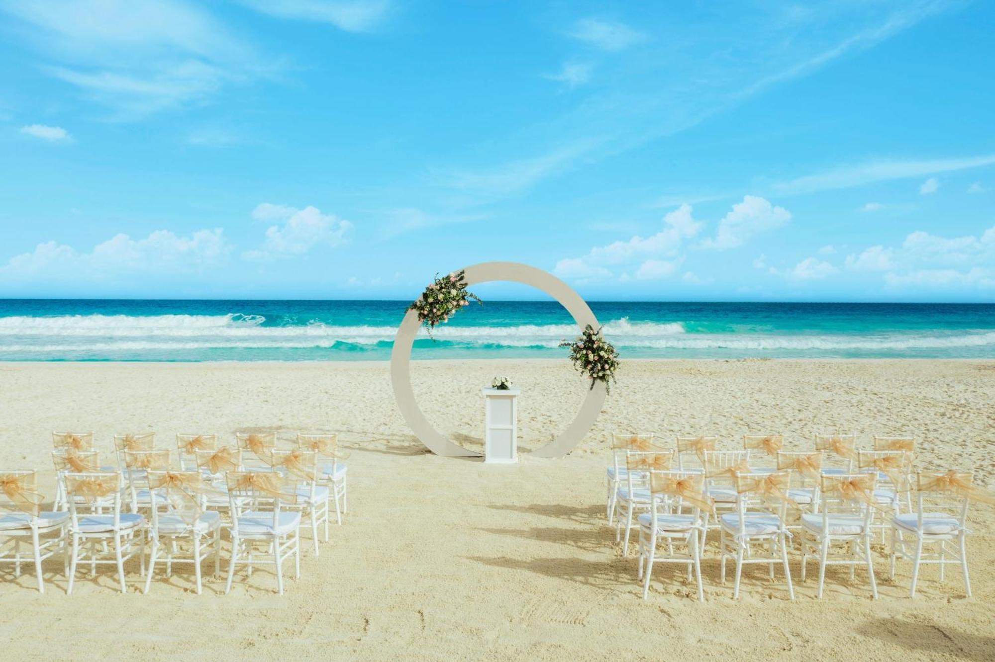 The Pyramid Cancun By Oasis Eksteriør billede Beach wedding