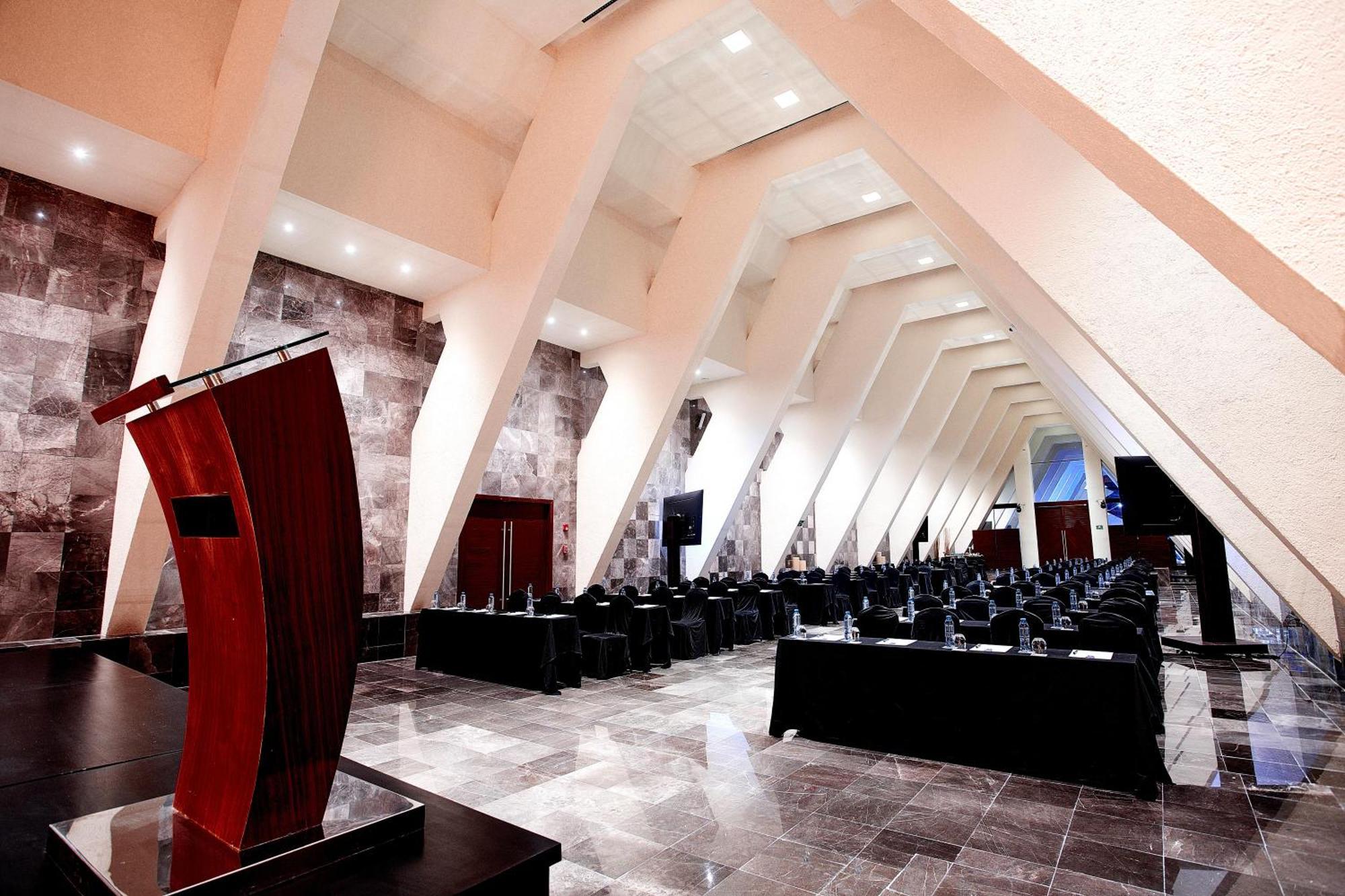 The Pyramid Cancun By Oasis Eksteriør billede The 2011 World Trade Center Convention Center