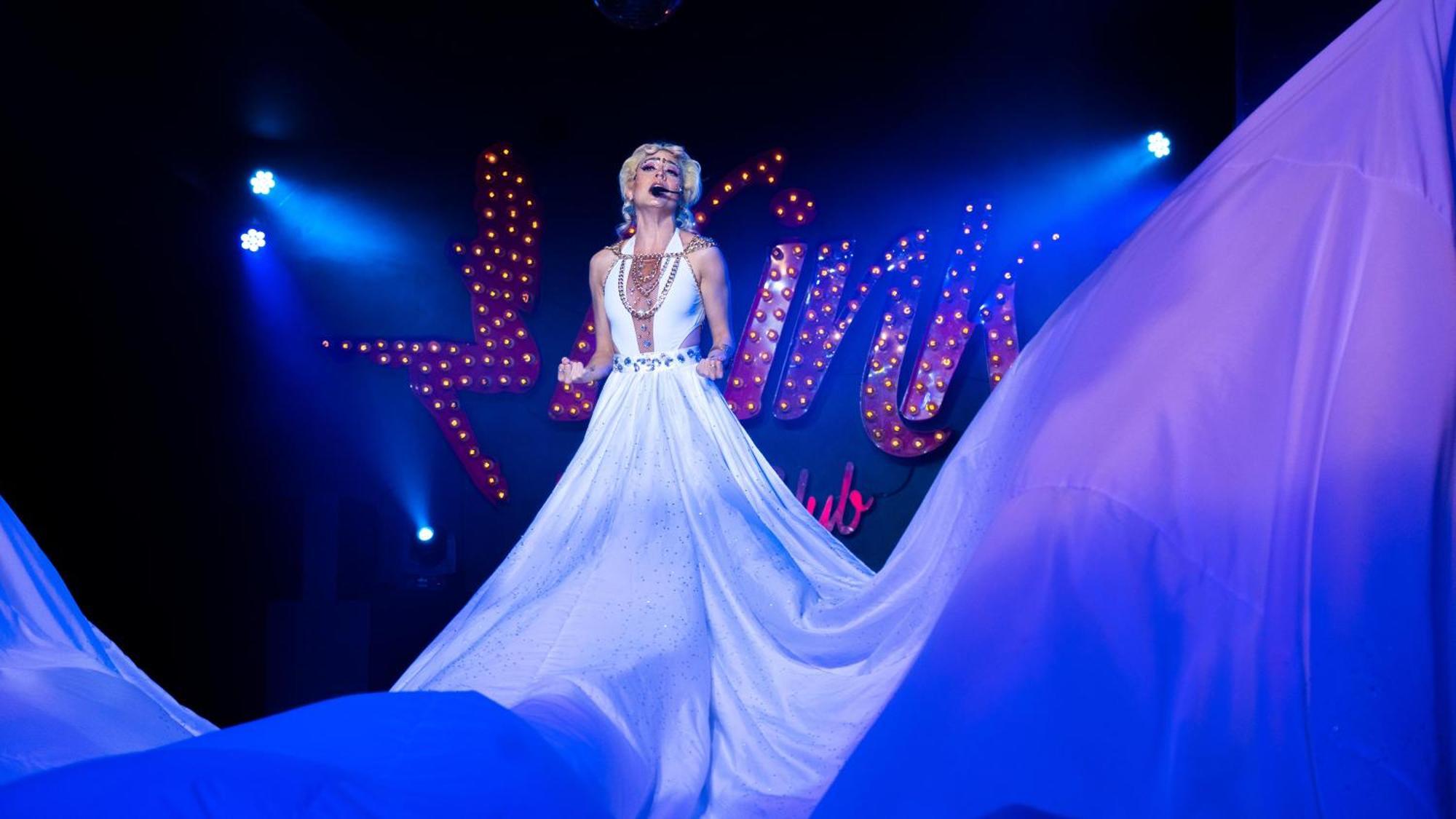 The Pyramid Cancun By Oasis Eksteriør billede Anastacia performing in 2014