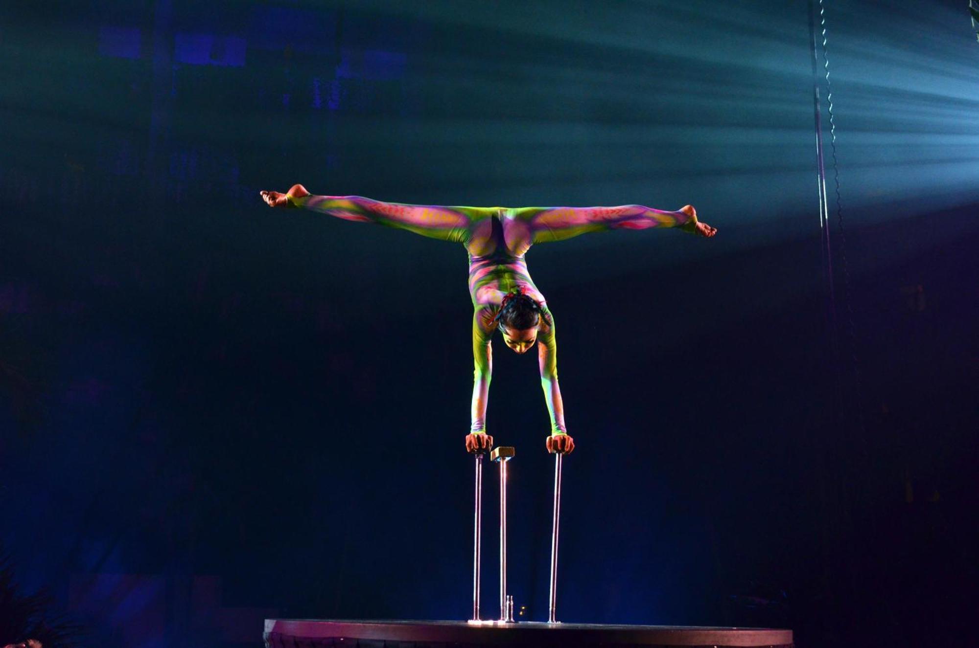 The Pyramid Cancun By Oasis Eksteriør billede A contortionist