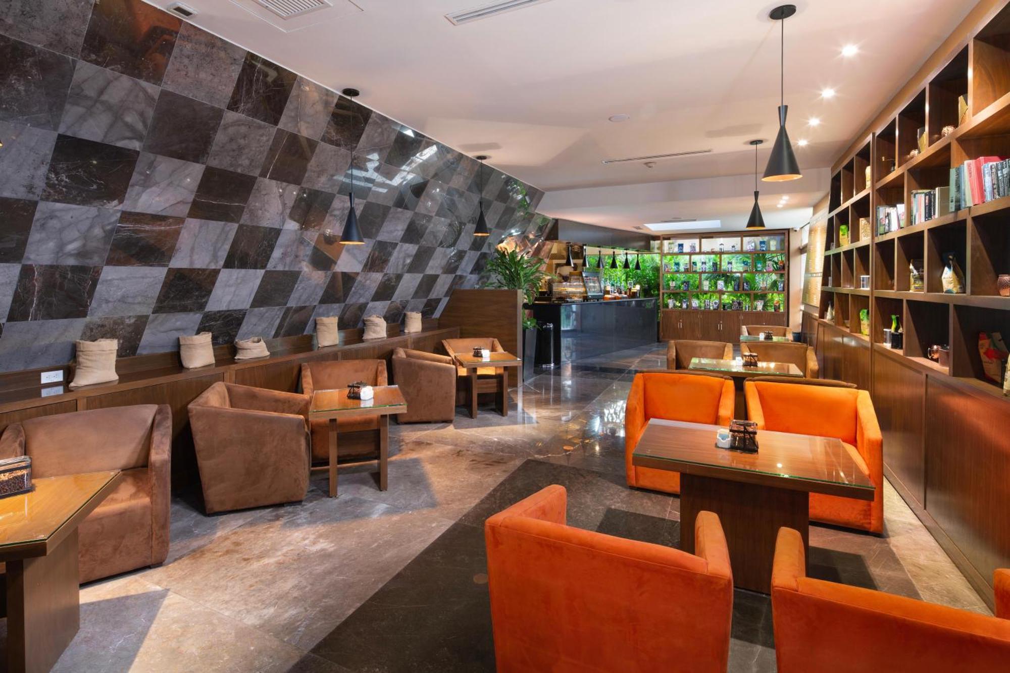 The Pyramid Cancun By Oasis Eksteriør billede The interior of the lounge