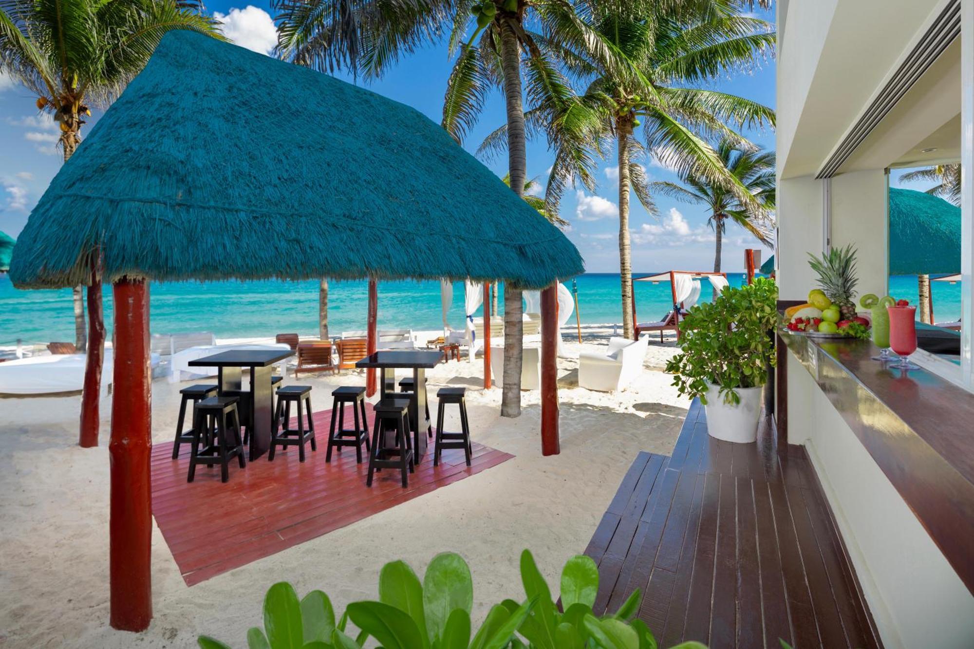The Pyramid Cancun By Oasis Eksteriør billede Beach bar at the Grand Palladium Hotel, Playa del Carmen, Mexico