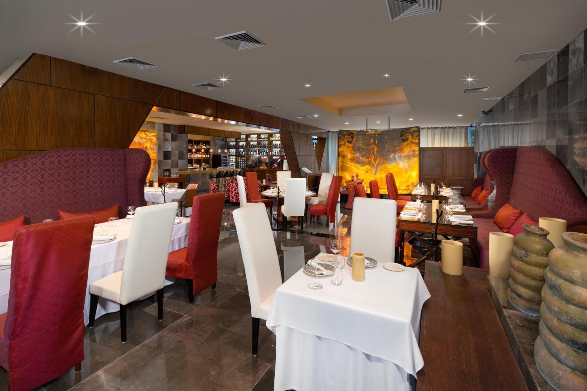 The Pyramid Cancun By Oasis Eksteriør billede Interior of the restaurant