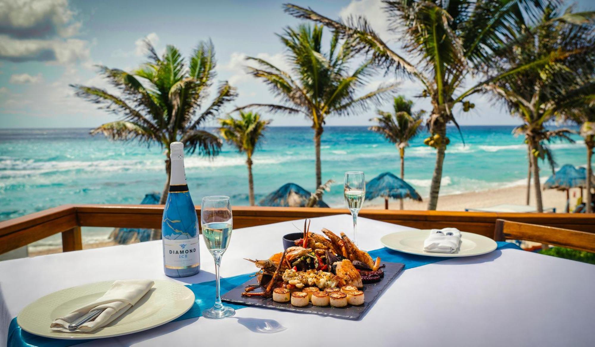 The Pyramid Cancun By Oasis Eksteriør billede Beachfront dining at the Hilton