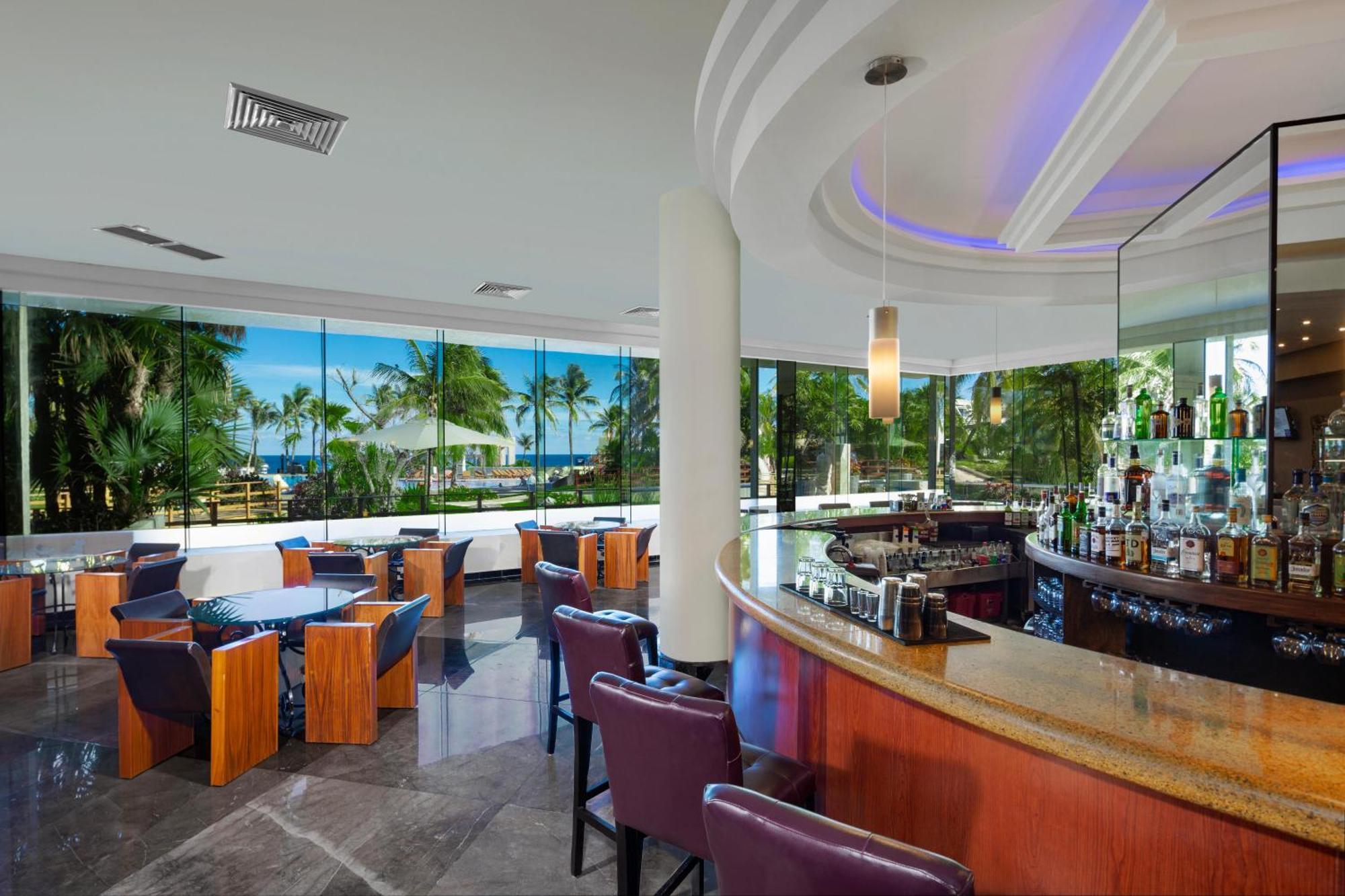 The Pyramid Cancun By Oasis Eksteriør billede The bar at the lobby