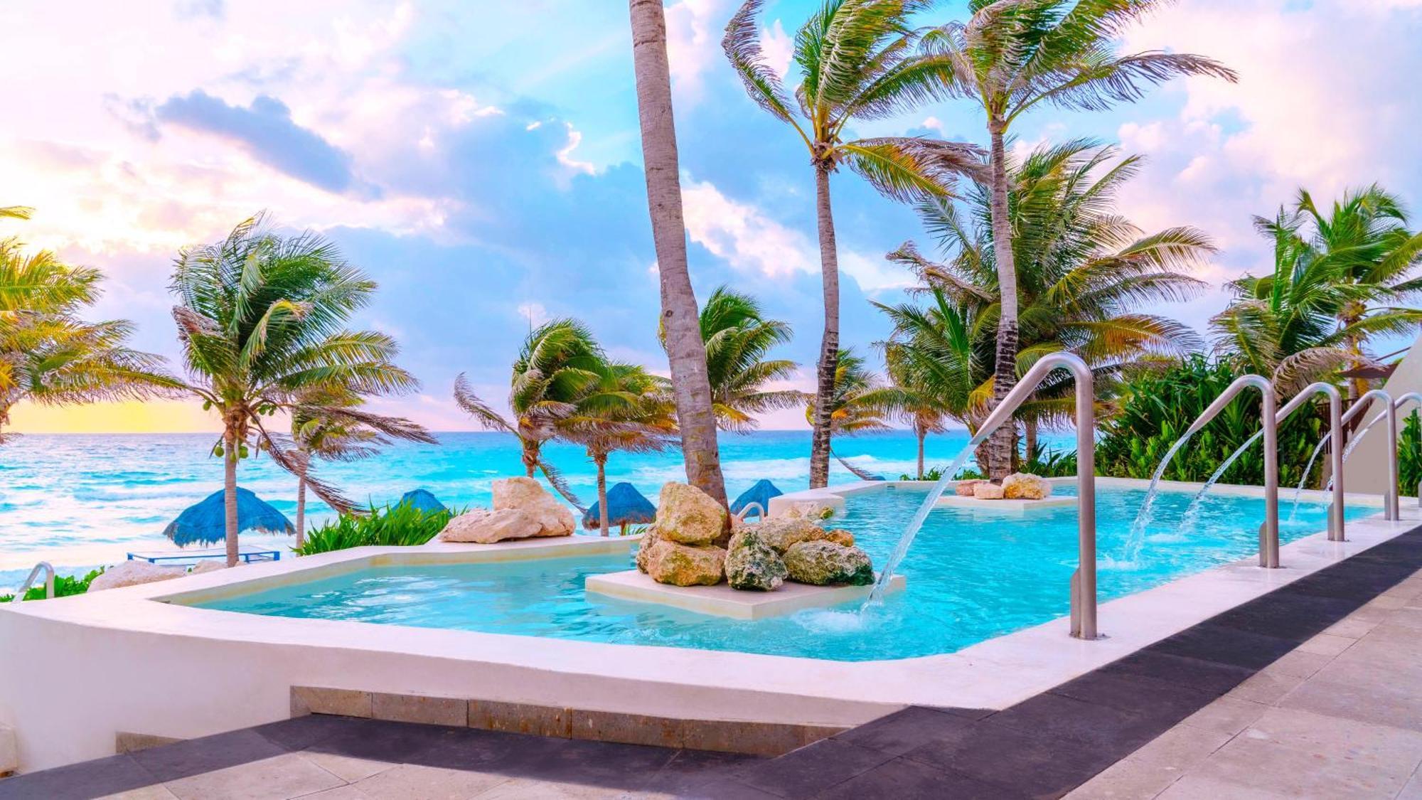 The Pyramid Cancun By Oasis Eksteriør billede Infinity pool at the beach
