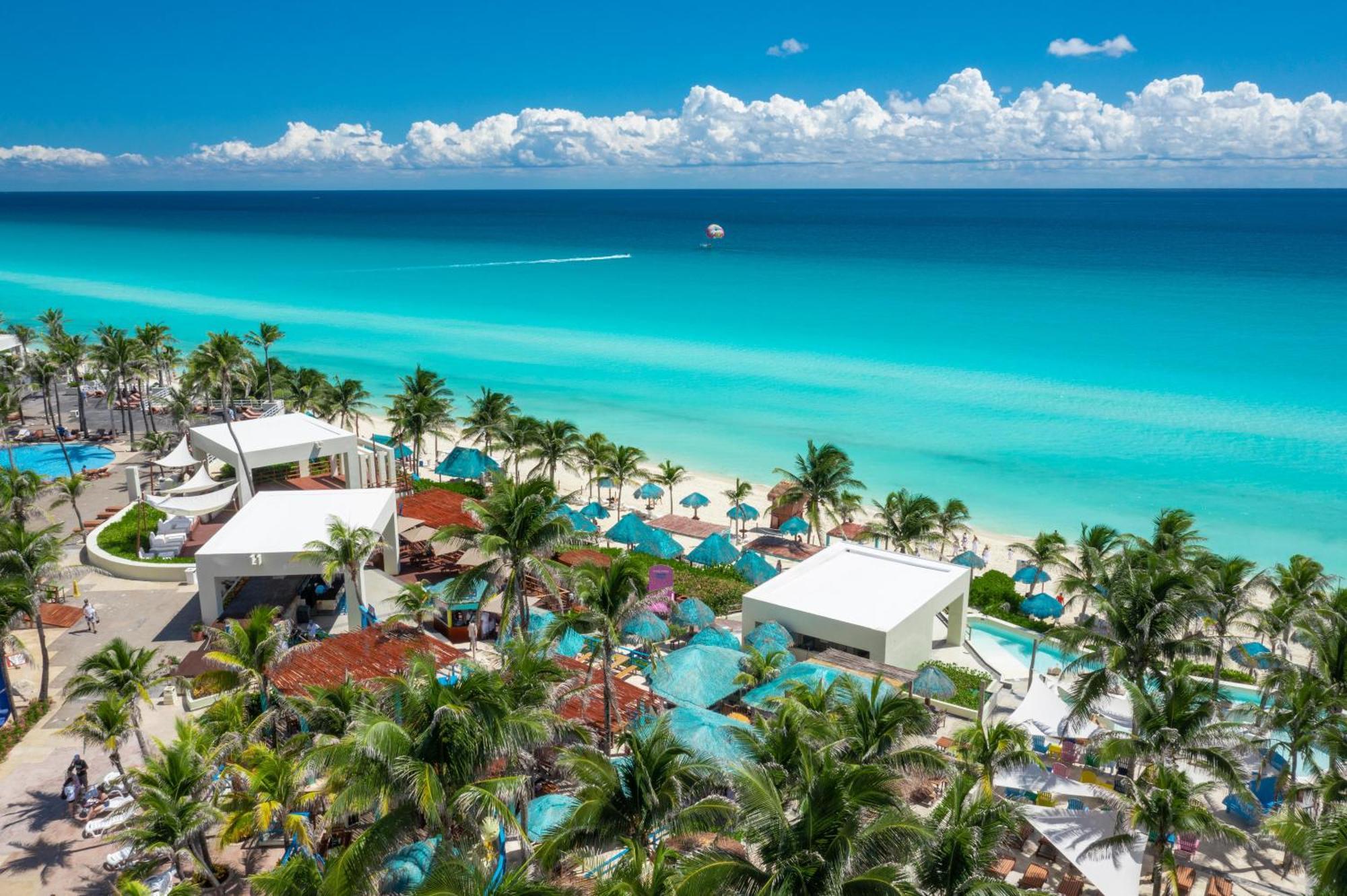 The Pyramid Cancun By Oasis Eksteriør billede Aerial view of the resort