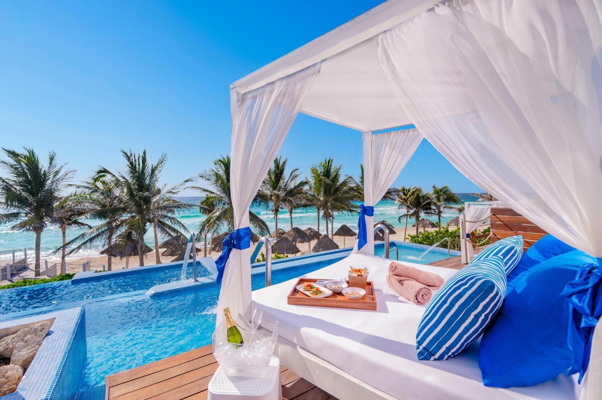 The Pyramid Cancun By Oasis Eksteriør billede A pool at the Grand Palladium Hotel