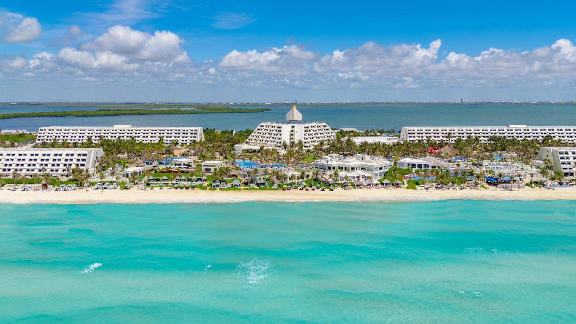The Pyramid Cancun By Oasis Eksteriør billede Aerial view of the resort